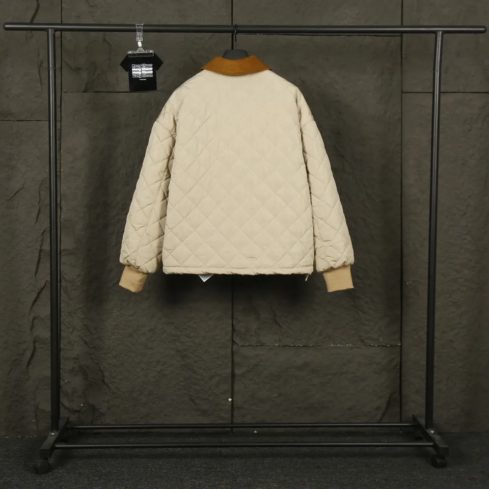 P330 Actual photo [Popular item] Style number: 24373# Color: Khaki Apricot Size: S-XL -MiuMiu/MiuMiu 2024aw Autumn and winter hot new logo embroidered lapel three-zip rhombus plaid imitation feather jacket jacket - Originality restoration 4-needle encrypted quilting embroidery three-in-one imitation feather cotton The board is straight and not bloated - Double-layer composite patch Hand-made counter-embroidery Laminated light gold Y-tooth brand zipper - Special shaped cloth foil for collar Correct 7 cm cylindrical windproof cuffs Closed cuffs with one-to-one stacking in front of the car - Miu style outfit 2024 new autumn and winter products Adopt classic diamond pattern quilting design Three-in-one imitation down cotton Light and thin sheets are positive The thermal insulation coefficient is also online Earth desert khaki apricot Maillard wind is full of relaxation to set off a warm autumn and winter atmosphere The collar is made of contrasting corduroy, which is warm and comfortable. The loose silhouette is both comfortable and easy to layer. The slightly gathered design of the cuffs and hem effectively locks in temperature.